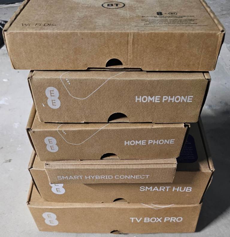 EE Tv box pro / Smart Hub/Smart Hybrid Connect/WiFi Disc/2 home Phones package (Brand new)
