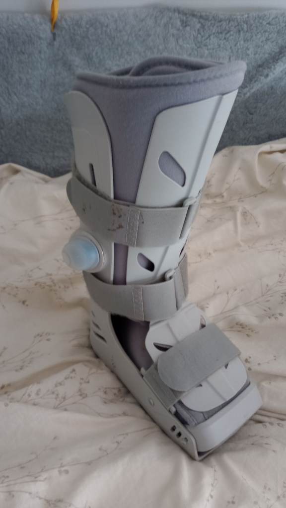 plastic foot cast to immobilize the foot