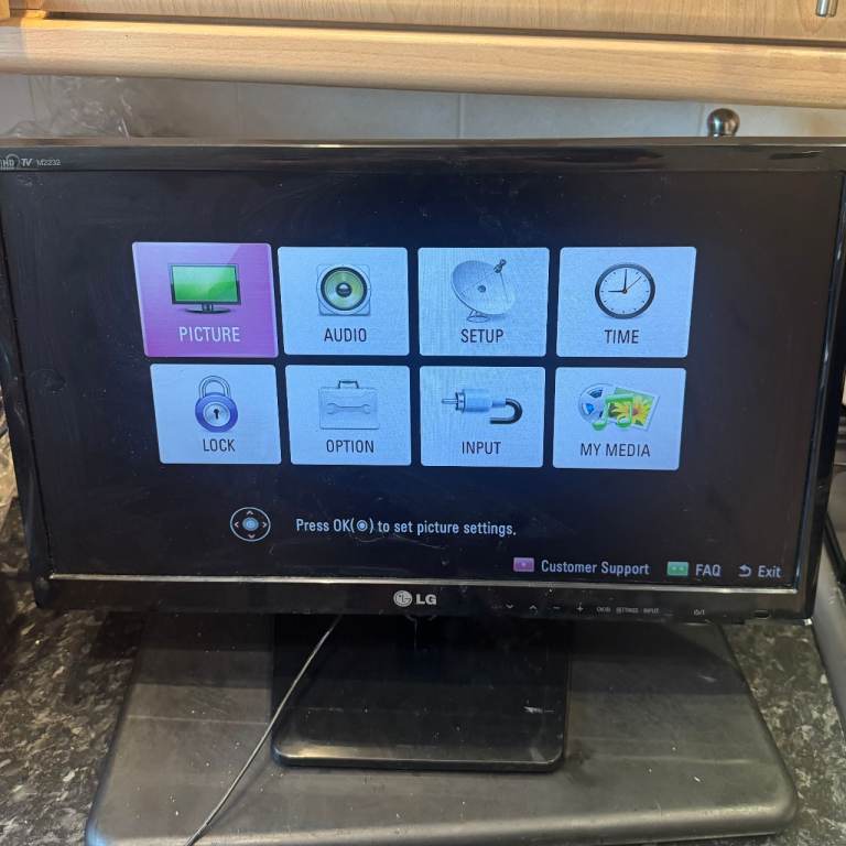 21.5 inch lg M2232D HD LED TV