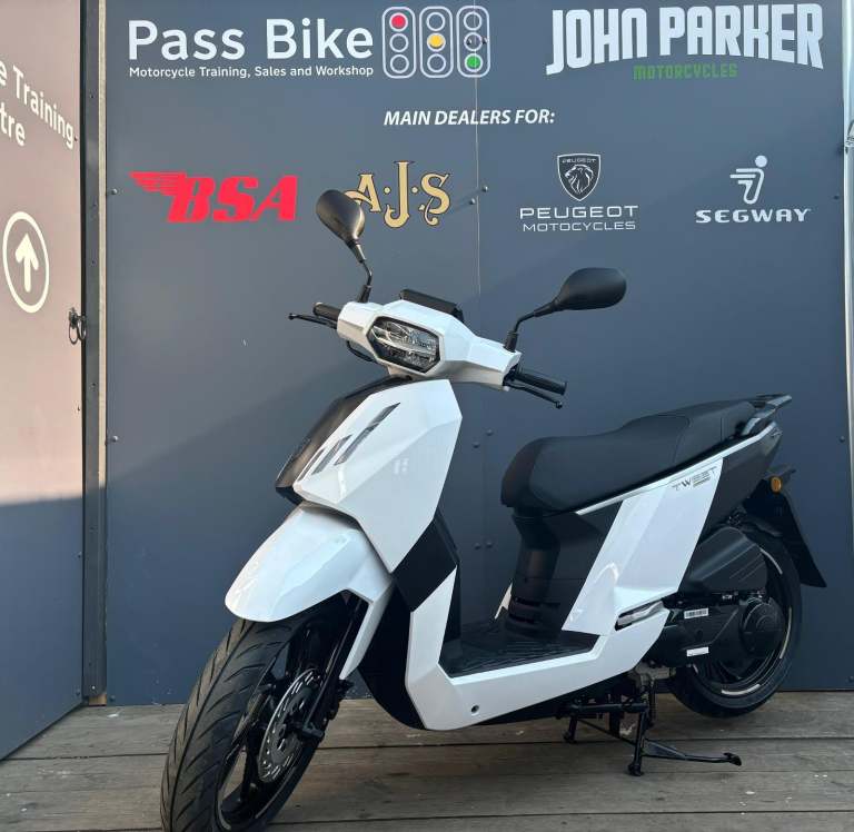Peugeot Tweet 125 Automatic Twist and Go Scooter PCX125 NMAX