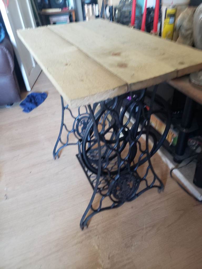 Table cast iron vintage 