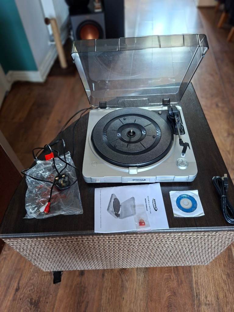 ZENNOX E-E010 TURNTABLE RECORDS WITH BUILT-IN SPEAKERS PLAYER NEW CONDITION 