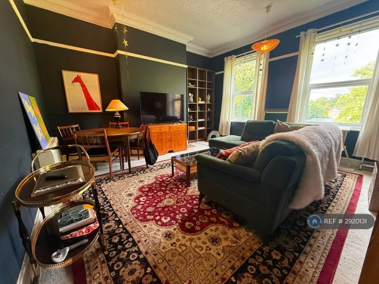 2 bedroom flat in Otley Road, Leeds, LS16 (2 bed) (#2920131)