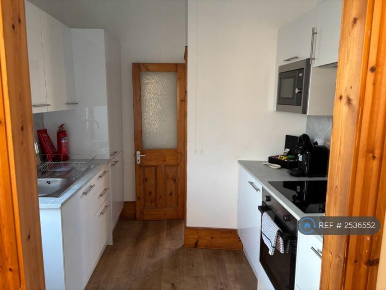 1 bedroom in Glycena Road, London, SW11 (#2536552)