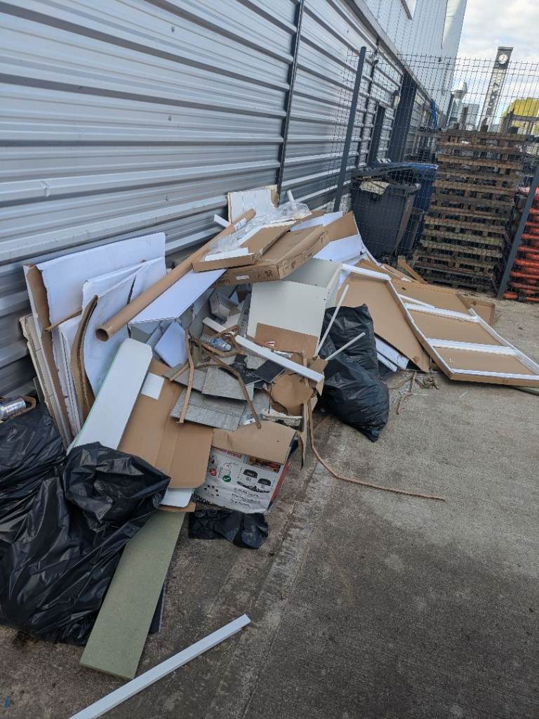 RELIABLE RUBBISH REMOVAL - HOUSE/GARAGE/GARDEN CLEARANCE - BINS EMPTIED - COUCH/MATTRESS UPLIFT
