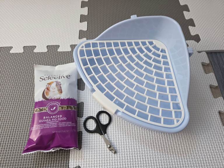 Bundle for guinea pigs - new corner litter box, nail scissors, pellets