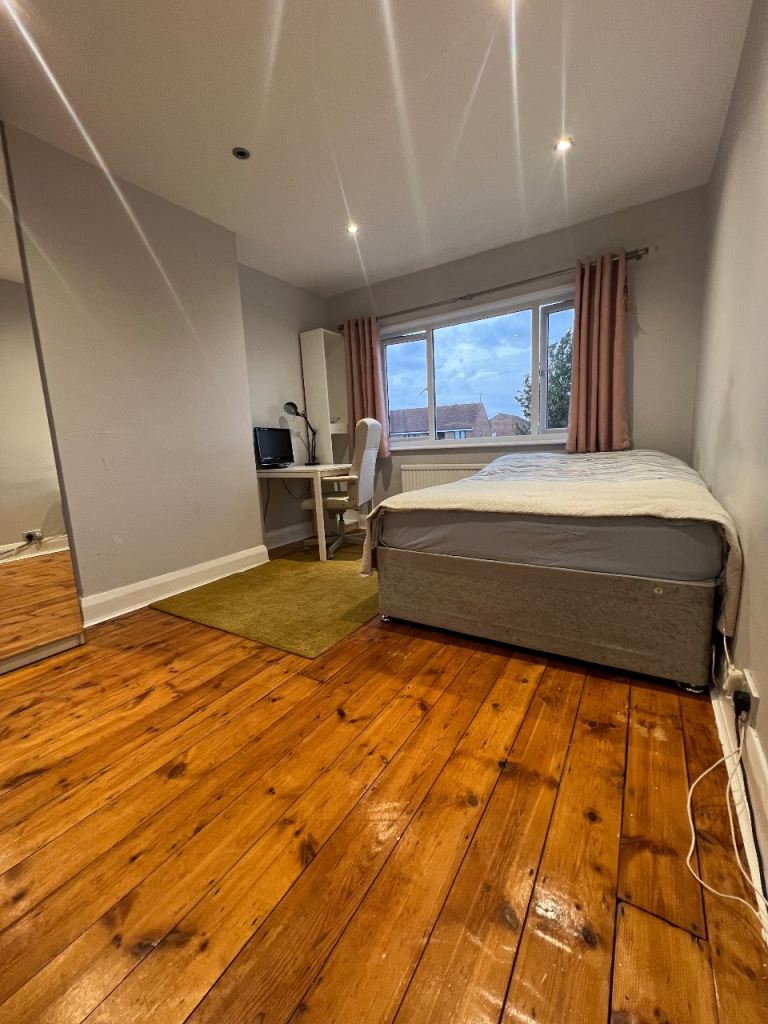 Large Double Bedroom Available 