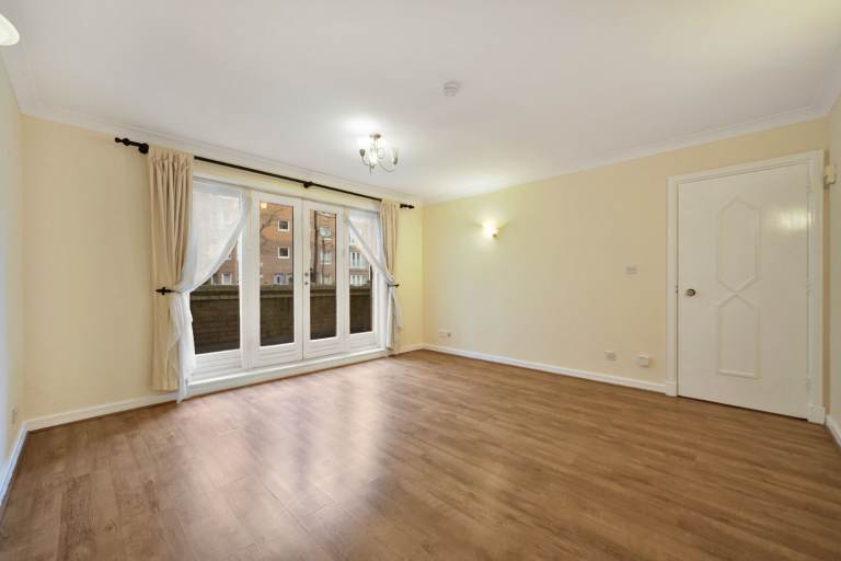 One bedroom flat in private gated development with gym, pool, parking and 24 hour concierge E14