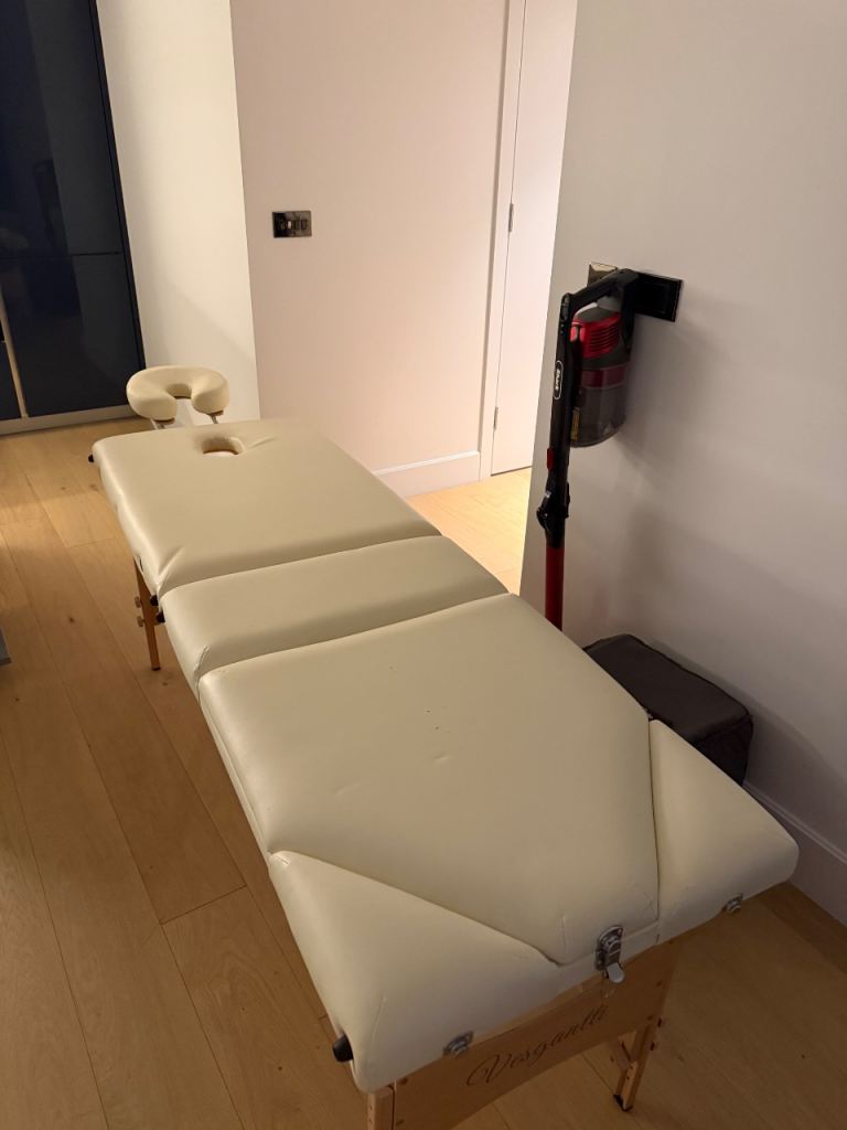 Folding massage bed