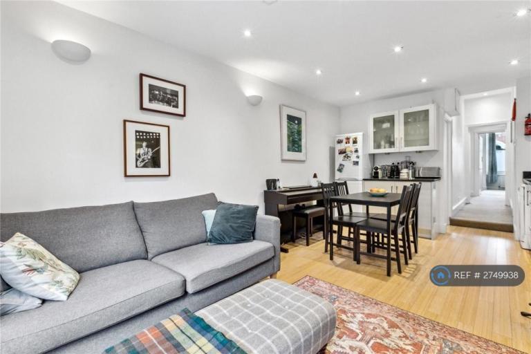 2 bedroom flat in Thirsk Road, London, SW11 (2 bed) (#2749938)