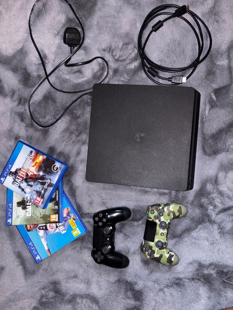 PS4 Slim - 2 Controllers - 3 Games