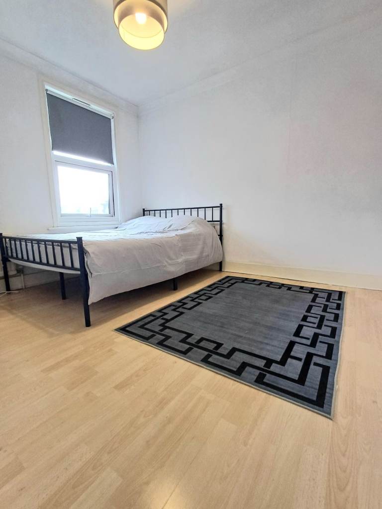 Fully Furnished Double Room | Near Gillingham Station and Medway Hospital| Bills Included