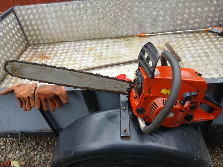 Petrol chainsaw runner