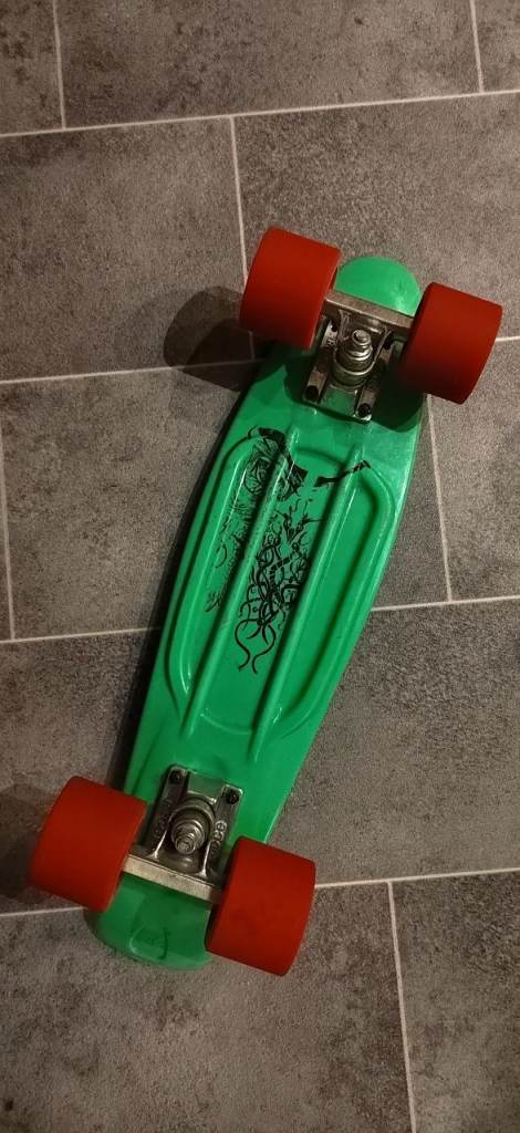 RETRO SKATEBOARD