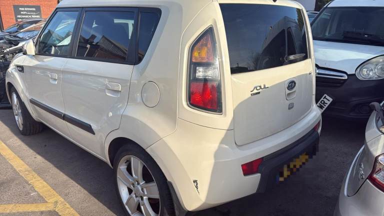Breaking spare parts kia soul white 