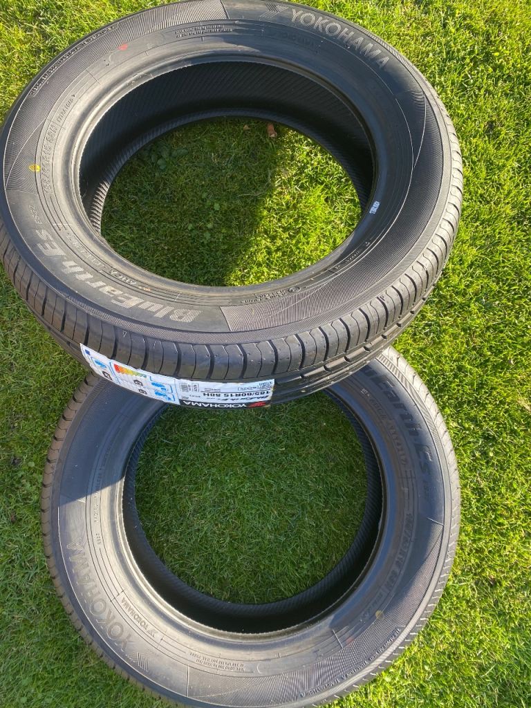 Pair of Yokohama BluEarth ES32 tyres