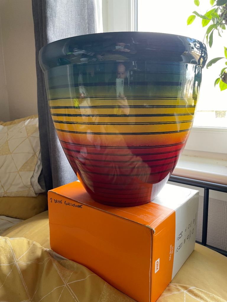 2 plain as Jane plant pots for sale. New 