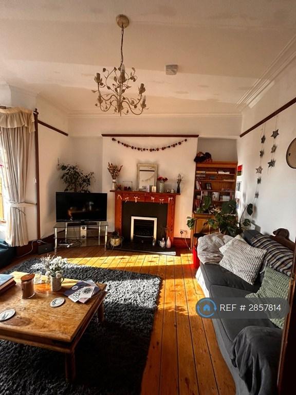 4 bedroom flat in Hilton Place, Aberdeen, AB24 (4 bed) (#2857814)