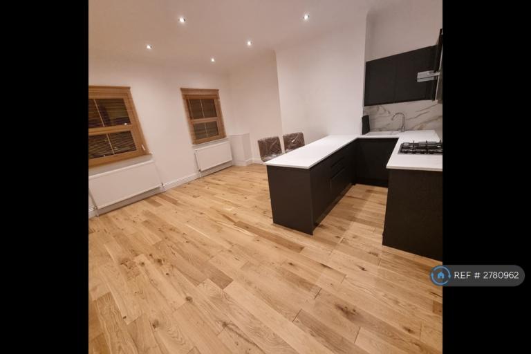 3 bedroom flat in Dover Road, Folkestone, CT20 (3 bed) (#2780962)