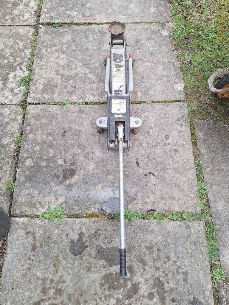 Master Mechanic 2 Tonne trolley jack 