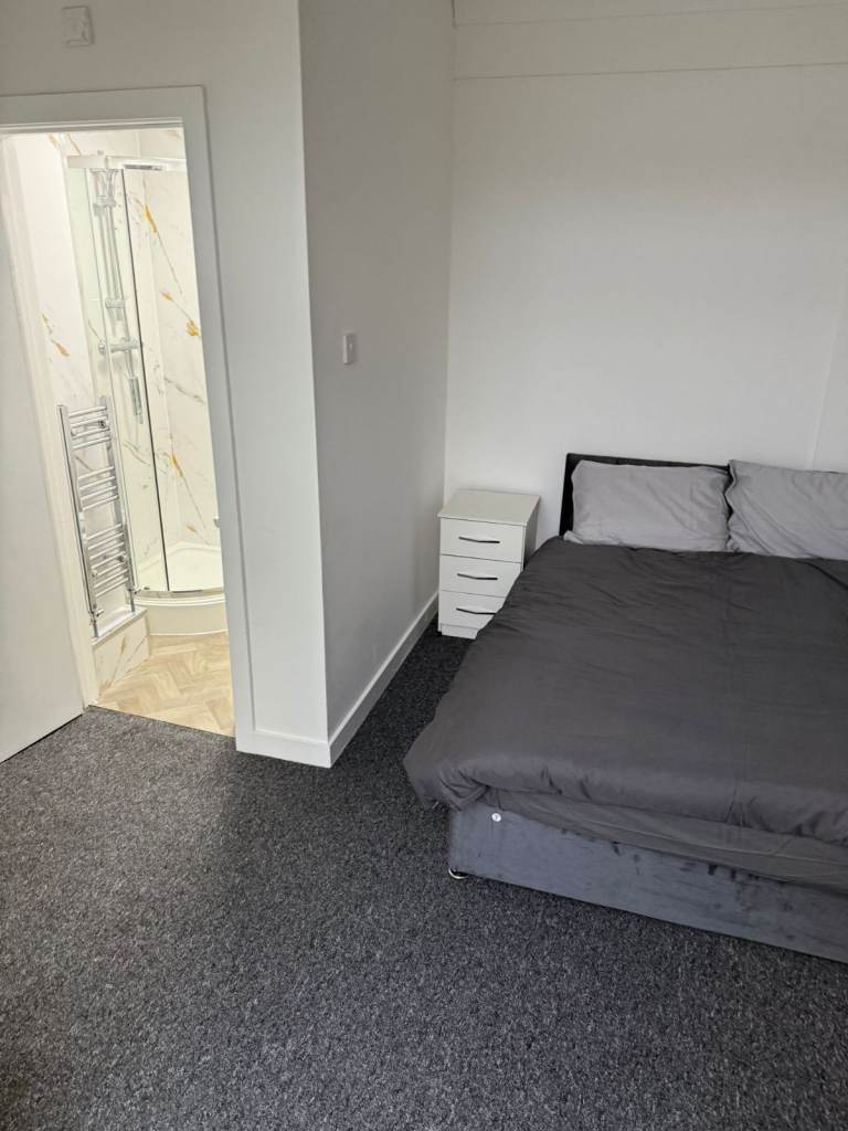 Spacious & Cosy Ensuite Room for Rent in - UB10 9BQ