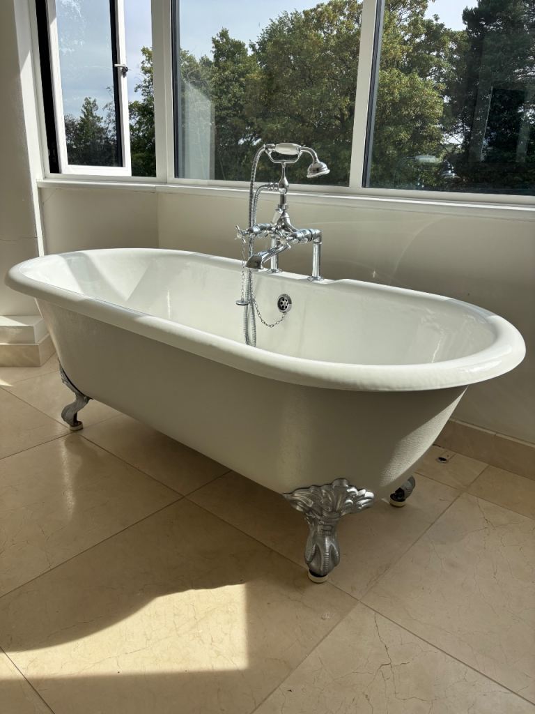 Freestanding Roll Top Bath with Chrome Feet and Taps – Good Condition