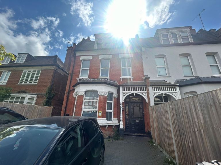 3 bed flat n12 8 rt