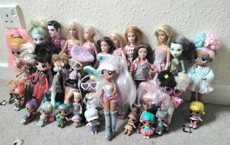 PINK BARBIE DOLLHOUSE INCLUDES DOLLS, FURNITURE,LOL CAR, AIRPLANE 