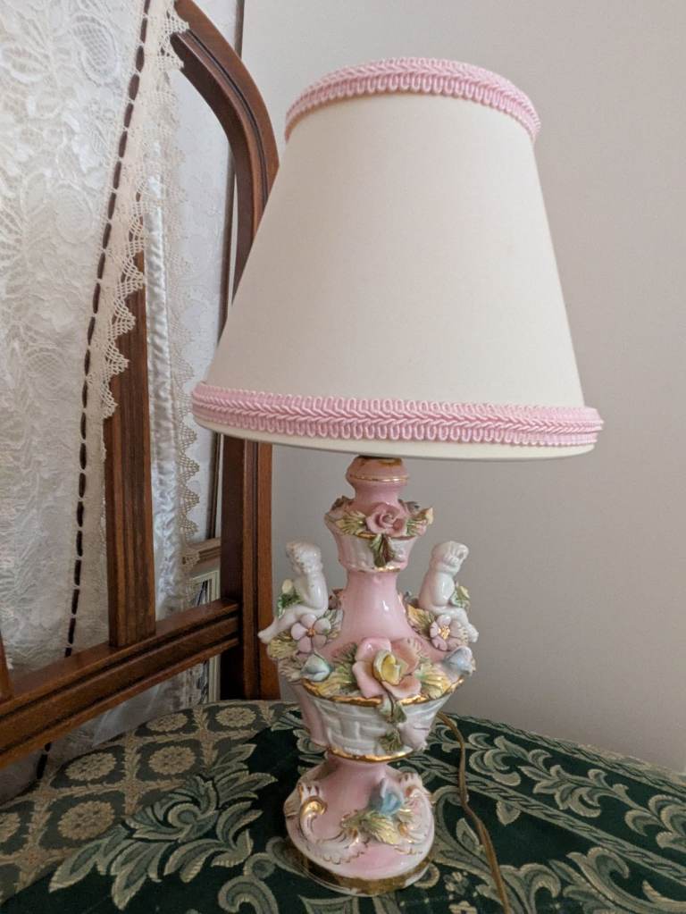  Beautiful table lamp, from pet and smoke free home, £ 5
