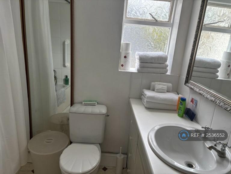 1 bedroom in Glycena Road, London, SW11 (#2536552)