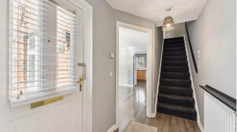 Room available immediately for 10 days in Glasgow