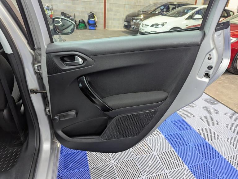 2015 Peugeot 208 1.2 VTi Active 5dr HATCHBACK Petrol Manual