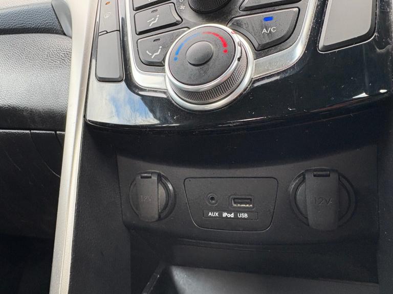 2012 Hyundai i30 1.6 CRDi BLUE DRIVE ACTIVE 5DR **1 OWNER FROM BRAND NEW **£20 TAX HATCHBACK Dies...