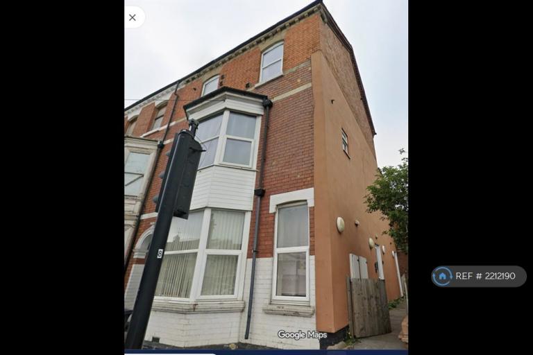 1 bedroom flat in Weedon Road, Northampton, NN5 (1 bed) (#2212190)