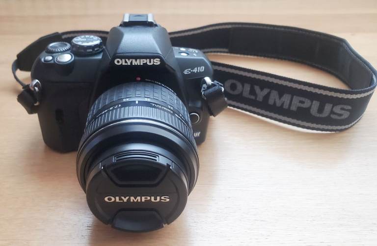 Olympus E410 Digital SLR 10 Megapixel Camera with Olympus 17.5 - 45MM zoom lens  - Boxed as new