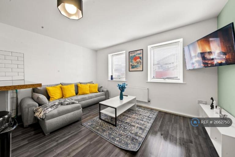 2 bedroom flat in Manor House Lane, Bristol, BS14 (2 bed) (#2662750)