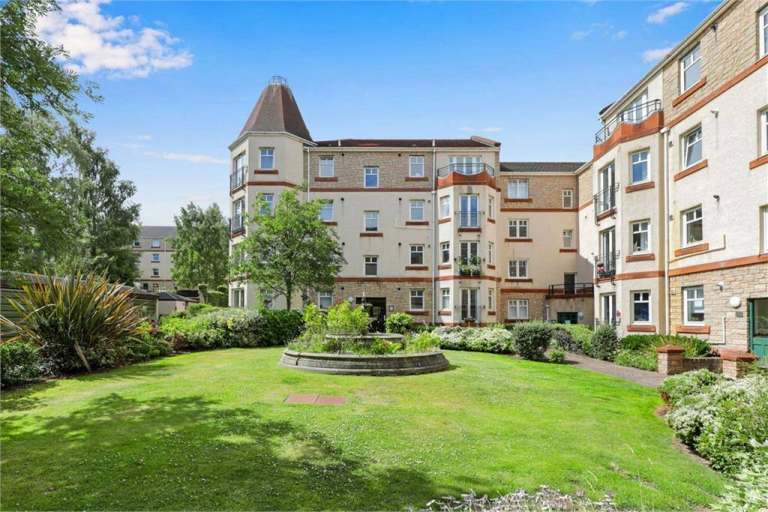 Large room with ensuite bathroom and parking available to rent in Shandon