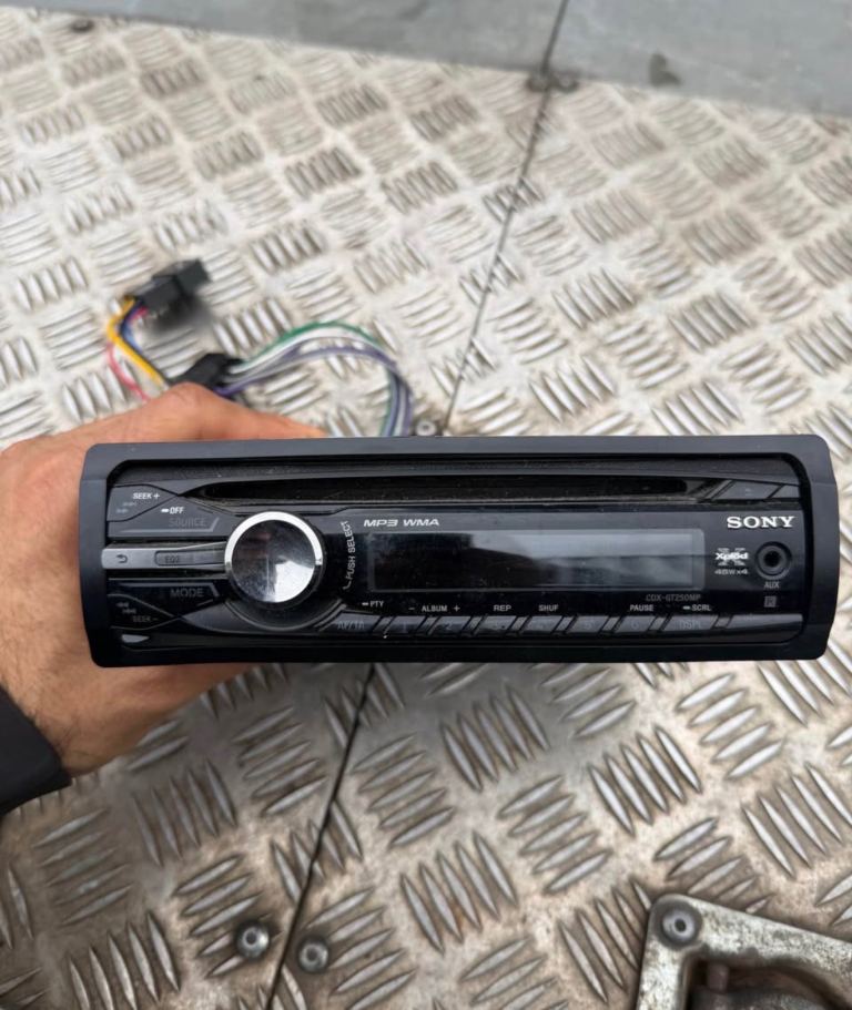 SONY XPLOAD CAR STERIO 45X4 WATTS AUX CD MP3 USED CONDITION COMES WITH WIRING