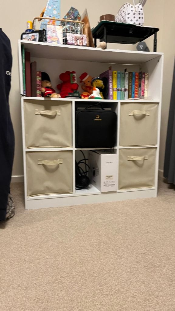 White Bookshelf with 6 Storage Cubes – Good Condition