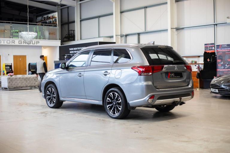 2017 Mitsubishi Outlander 2.0h 12kWh 4h SUV 5dr Petrol Plug-in Hybrid CVT 4WD Euro 6 (s/s) (200 p...