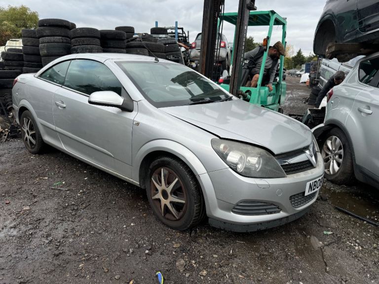 Vauxhall Astra H convertible 1.6 2008 silver BREAKING FOR PARTS 
