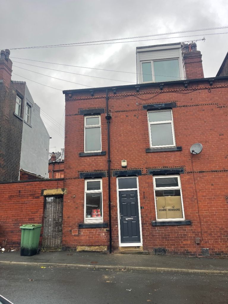 Spacious Three Bed with a Yard in Armley 