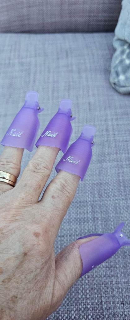 Gel nail removal clips