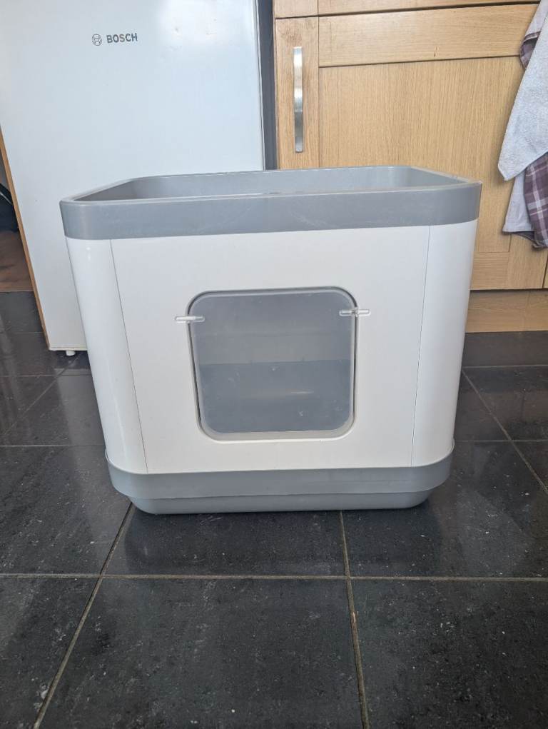 Free enclosed car litter tray 