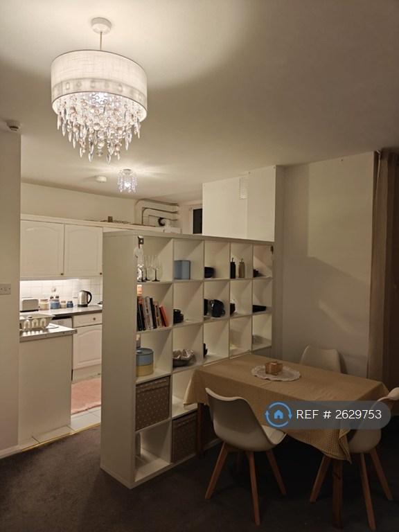 2 bedroom flat in Princess Court, Hounslow, TW4 (2 bed) (#2629753)