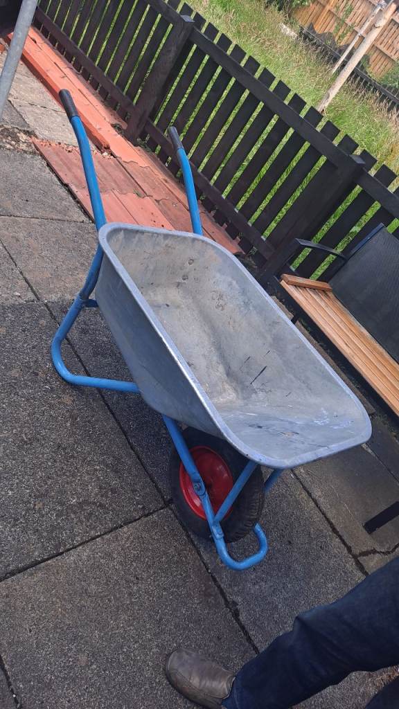 Garden Wheelbarrow – Blue Frame, Good Condition