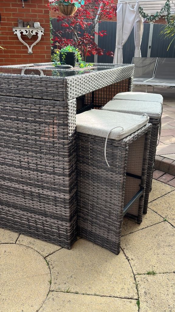 Outdoor Rattan Bar Set with 6 Stools – Good Condition