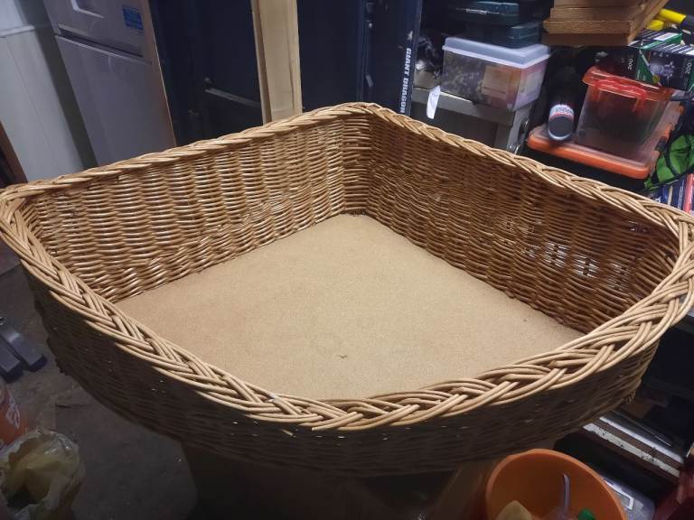 Wicker dog or cat bed