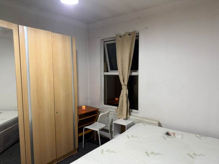 Double room for female professional in house share. All bills included. low deposit