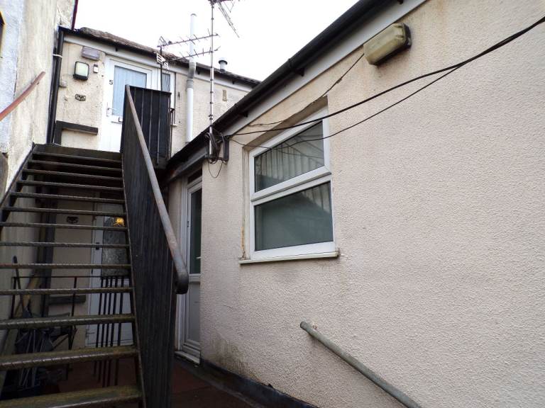 STUDIO TO LET IN NORTH END £650 PER MONTH 